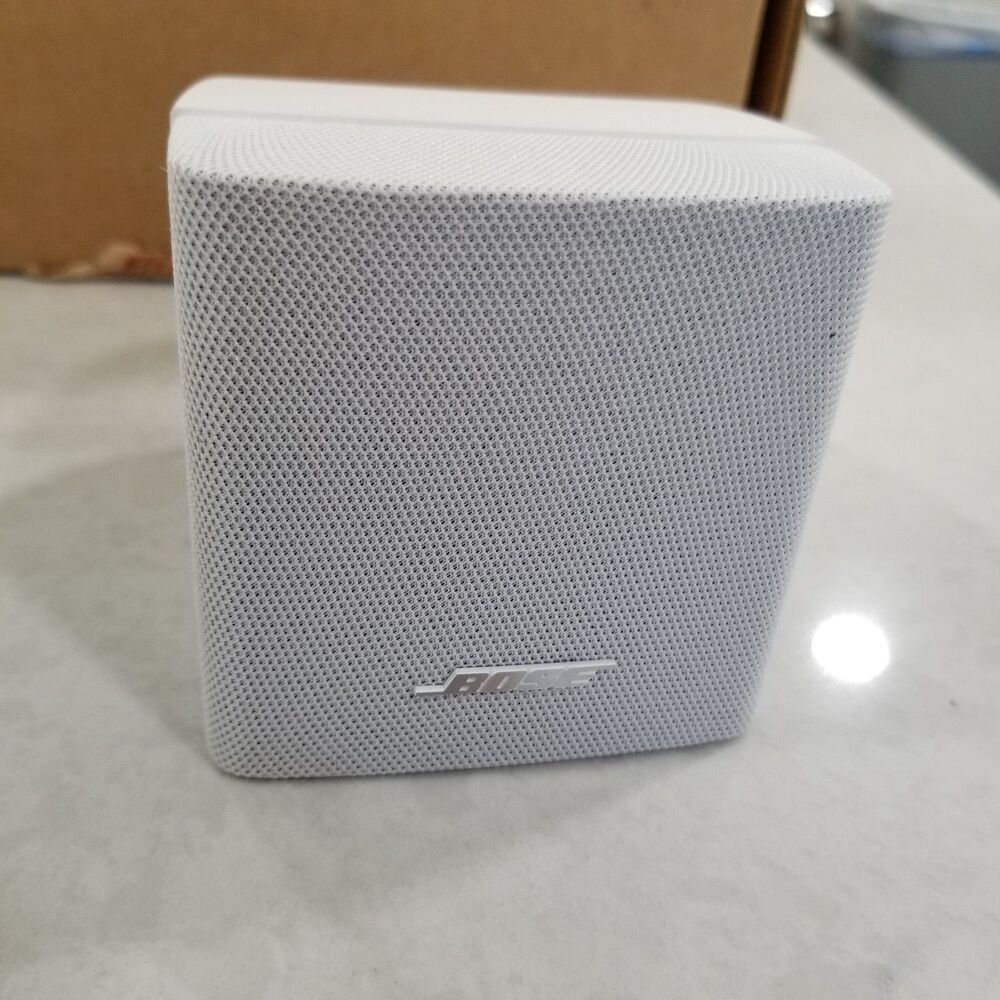 Bose Freespace 3 Wired Satellite Speakers White 040143 new open box one pair